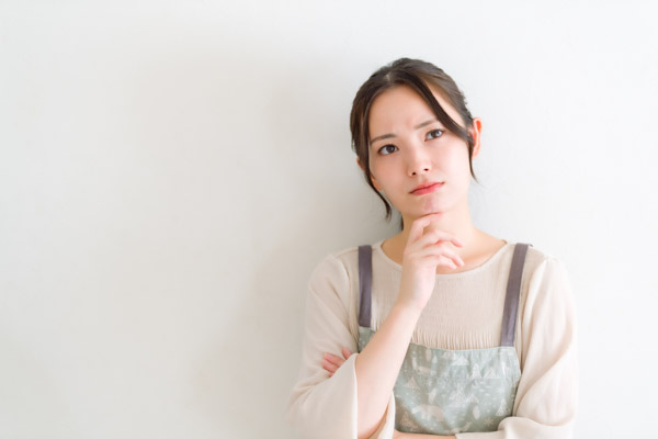 退職について悩む女性